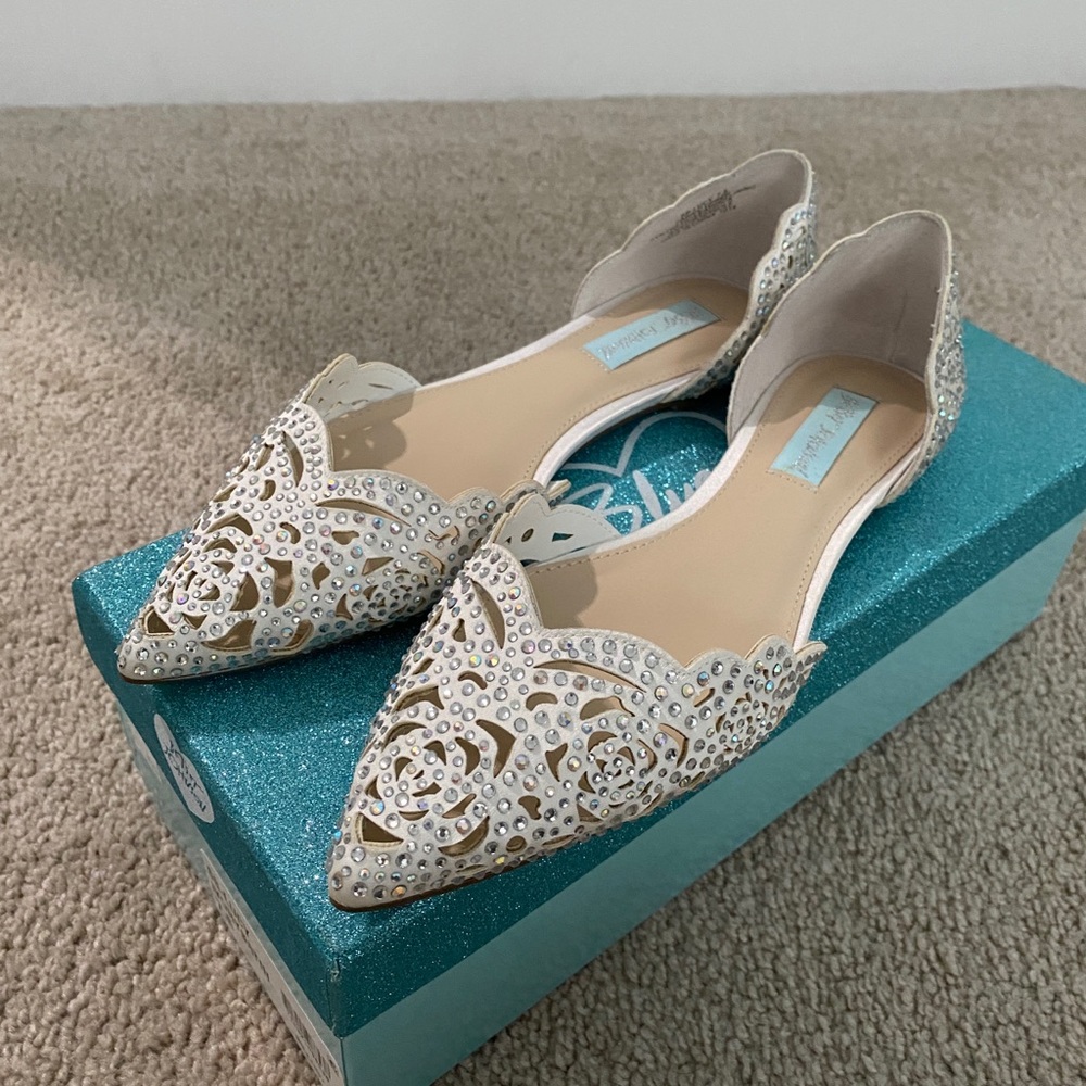 NWOT Betsy Johnson Lucy Ivory Satin wedding Flats